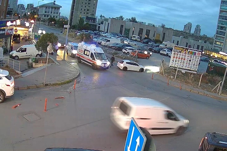 Ambulansın önünü kesip saldırmak için aracından indi! Ehliyetsiz sürücüye 466 bin lira ceza