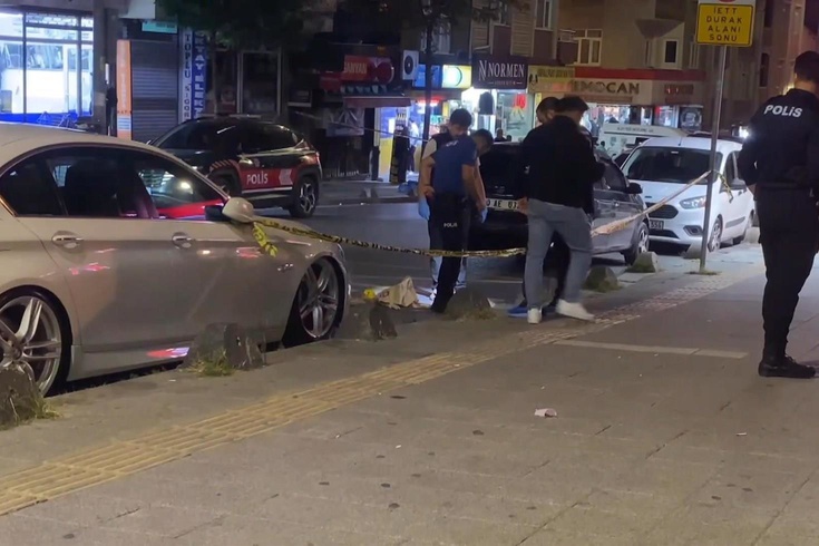 Esenler'de elinde bıçakla polise yürüdü! 'Dur' ihtarına uymayınca bacağından vuruldu