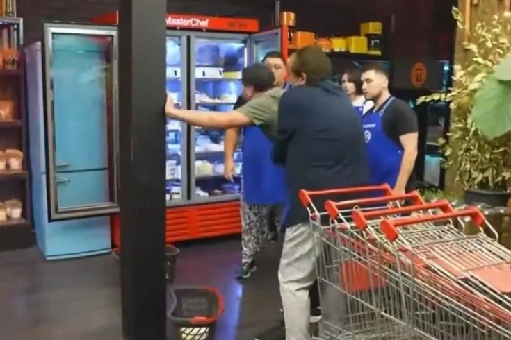 MasterChef'te korku dolu anlar! Emre'nin yardımına Mehmet Şef koştu