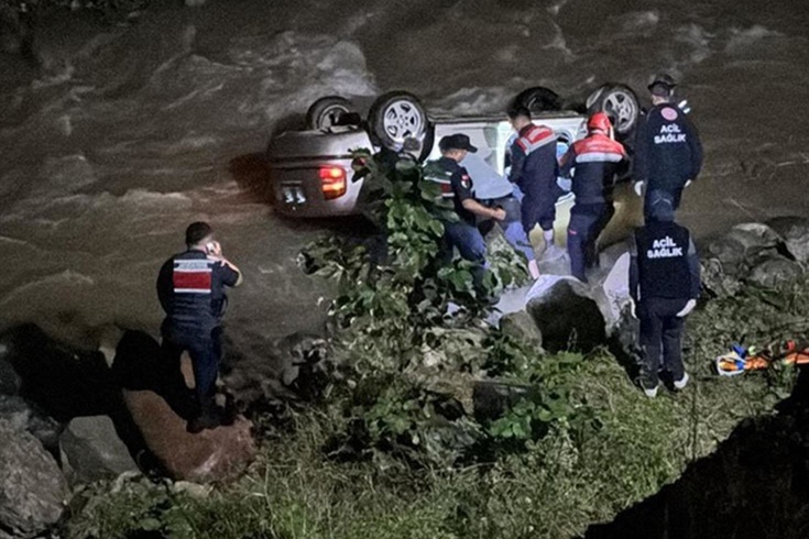 Trabzon’da viraj faciası! Otomobil dereye uçtu, sürücü kurtarılamadı