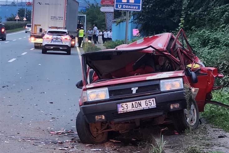 Rize'de dumanlar yükselen otomobile TIR çarptı! Baba, eşini ve 5 yaşındaki kızını saniyeler önce araçtan indirmişti
