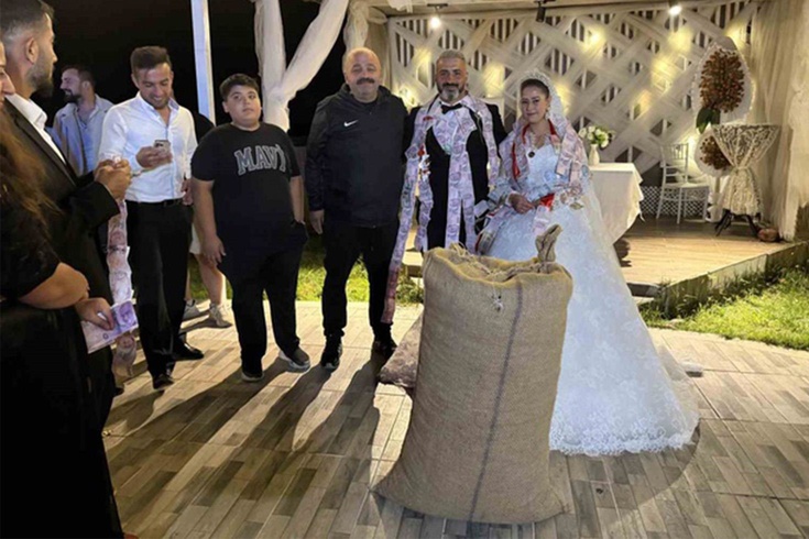 Düğünde altın beklerken çuval geldi! Düzce'de damada bir çuval fındık taktılar