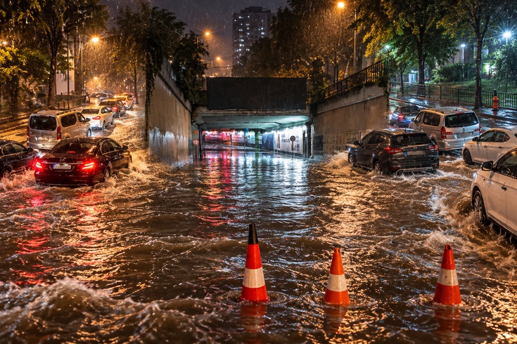 İstanbul'u sağanak esir aldı! Alt geçit kapandı, yollar göle döndü