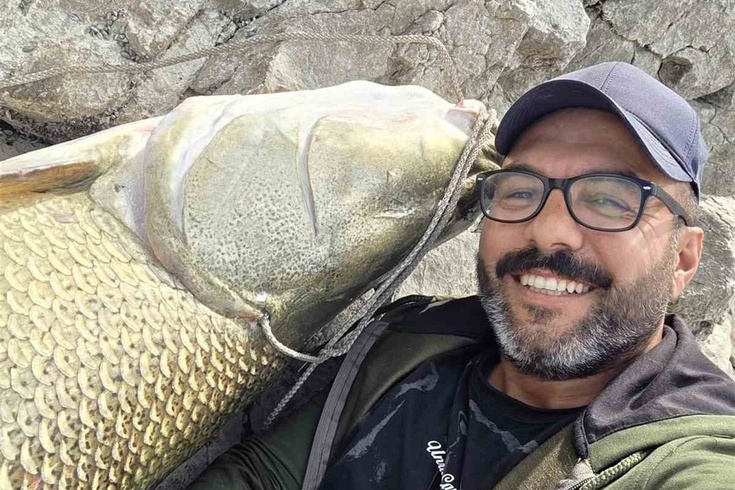 Keban Barajı'nda oltaya 81 kiloluk dev turna takıldı! 45 dakikalık mücadeleyle tekneye çıkarıldı