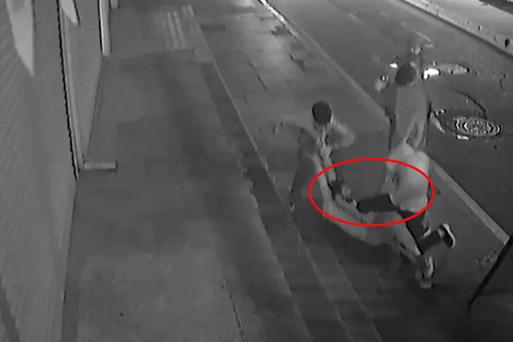 Zeytinburnu’nda aile içi alacak kavgası: Yeğenleri amcalarını çekiçle döverek hastanelik etti