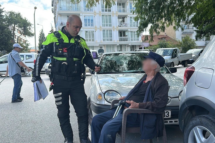 Burdur'da 85 yaşındaki sürücü kızının ihbarıyla trafikte durduruldu