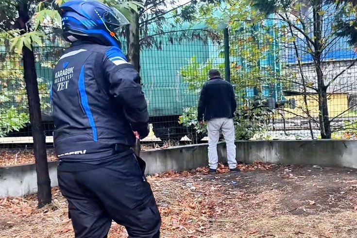 Kamusal alanda tuvaletini yapan şahsa zabıta baskını