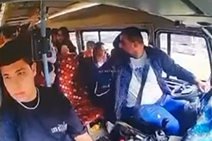 Adana'da yolcularla sohbete dalan minibüs şoförü önündeki dolmuşa çarptı! O anlar kamerada