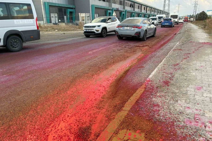 Tekirdağ'da OSB'deki cadde kırmızıya büründü! Yola dökülen boya yağış ve trafikle yayıldı