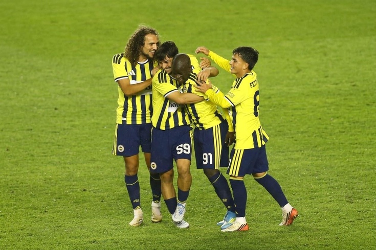 Fenerbahçe, 10 kişi kaldığı maçta 2 golle kazandı