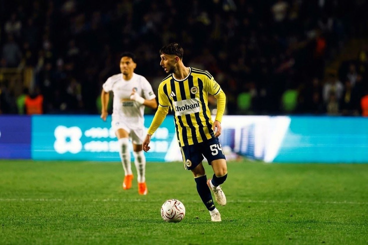Fenerbahçe kırmızı kart gördü ancak maça 11 kişi devam ediyor