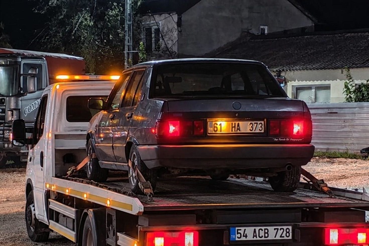 Sakarya'da sosyal gelişim merkezi önünde drift atan sürücüye 140 bin lira ceza! Otomobili çekiciyle götürüldü