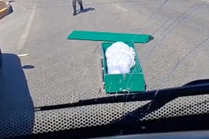 Seyir halindeki cenaze aracının kapağı açıldı! Tabut yola düştü