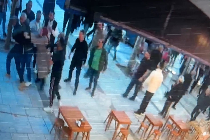 Sakarya'da babasıyla yürüyen genç kıza tanımadığı adamdan saldırı! Şüpheli gözaltında