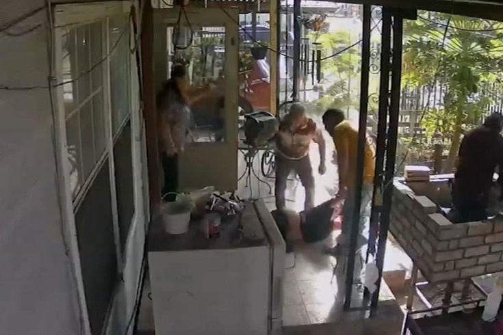 Hiç tanımadıkları kadın bir anda evlerine girdi, yaptıkları şoke etti