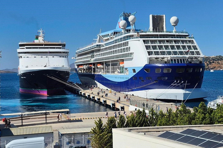 Bodrum'a iki dev gemiyle 2 bin 888 turist geldi