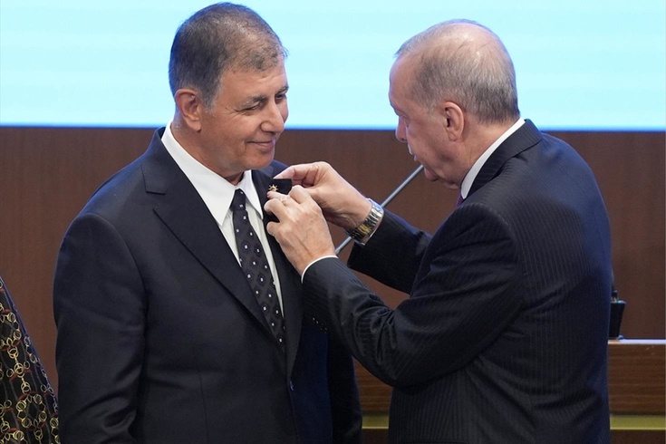 İzmir AK Parti'ye geçti! Cemil Tugay'a rozetini Cumhurbaşkanı Erdoğan taktı