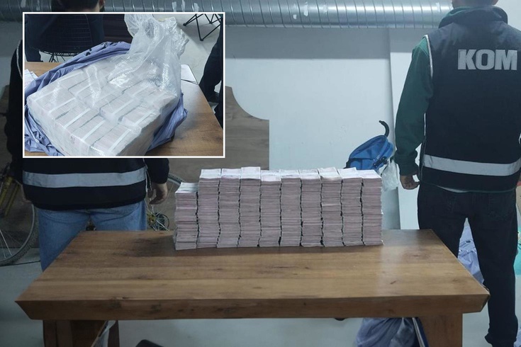 Pendik'te bir evin bodrumundan çuvallar dolusu para çıktı