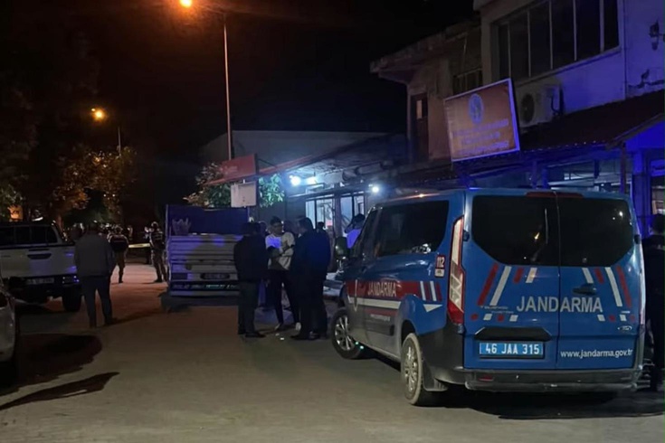 Kavga eden akrabalarını ayırmak isteyen polis memuru canından oldu