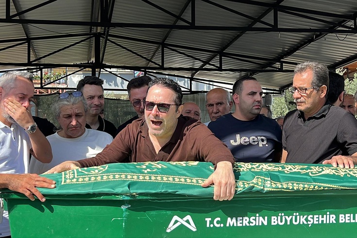 Şarkıcı Atilla Taş'ın kızı gözyaşları arasında toprağa verildi