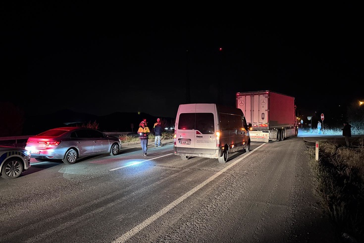 Kayseri İncesu'da iki otomobil çarpıştı, 3 kişi hayatını kaybetti, 1 kişi yaralandı