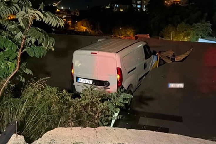 Böylesi görülmedi! Kontrolden çıkan araç evin çatısına uçtu