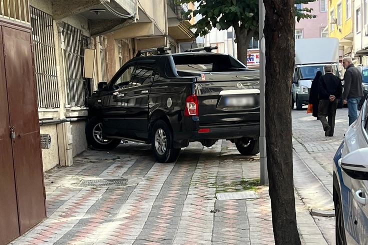 Sultangazi'de feci kaza! Park ederken kendisine yol gösteren eşini ezdi