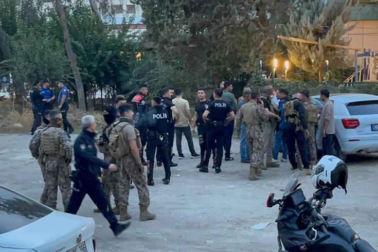 Polisle çatışan firari şüpheli kendi silahıyla yaşamına son verdi