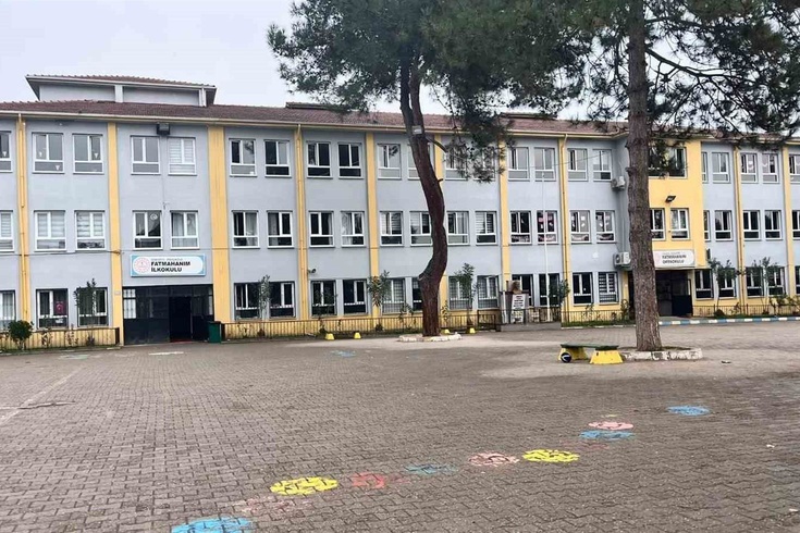 Sakarya'da okulda kavgayı ayıran hizmetliye öğrenci yakınları saldırdı! Bıçak çekildi, öğretmen bayıldı