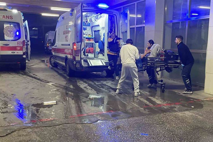 Parkta kan aktı! 15 yaşındaki çocuk 2 kişiyi ağır yaraladı