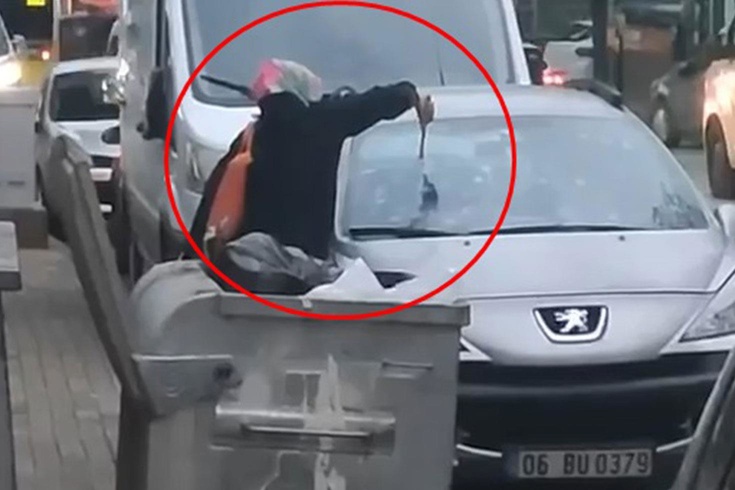 Tartıştığı kocasının otomobiline çekiçle zarar verdi
