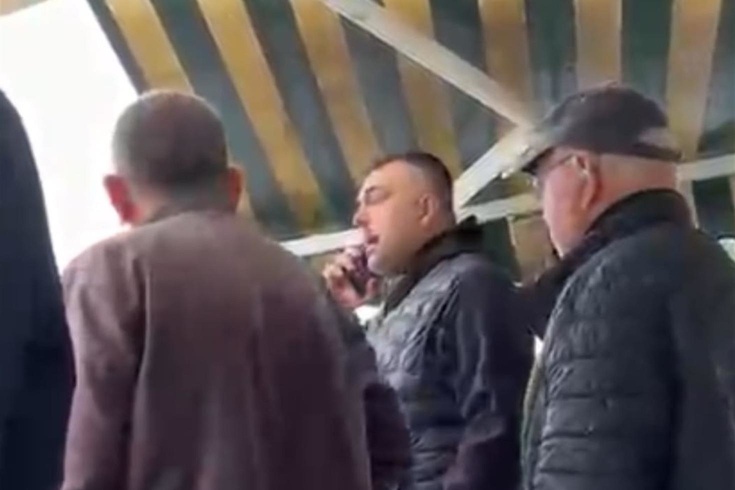 Adapazarı'nda dolandırıldığını iddia ettiği kişiyi sokak ortasında vurdu, ardından 112'yi arayıp kendini ihbar etti