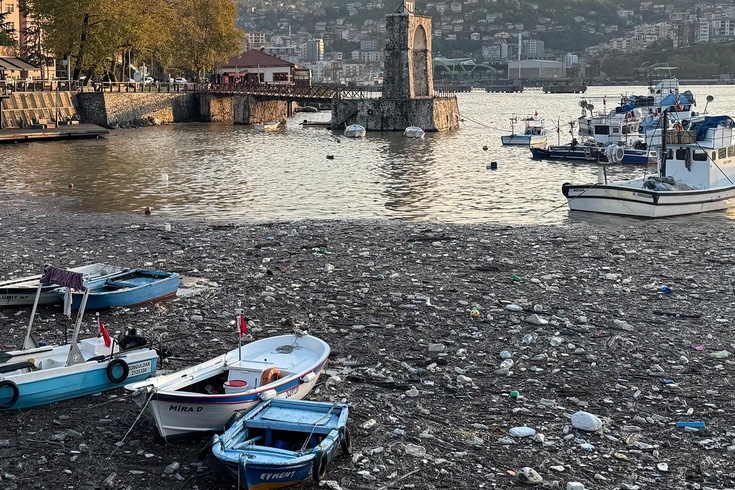 Zonguldak'ta sağanak sonrası derelerden sürüklenen çöpler limanda birikti