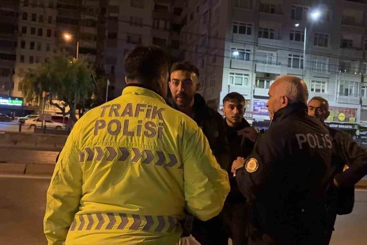 Kayseri'de refüje çıkan alkollü sürücü polise 'Teşkilat mısınız?' dedi! Kamera yalanını ortaya çıkardı