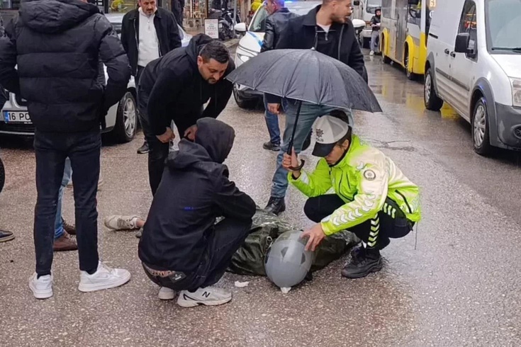 Yağmur altında yaptığı hareket karşılıksız kalmadı! Kadın polise anlamlı ödül