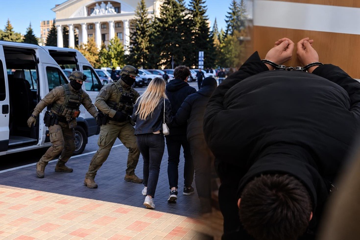 Sevgilisiyle yolda yürürken istihbaratçılar kıskıvrak yakaladı
