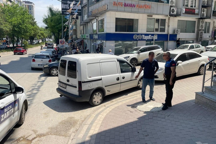 Bilecik'te 'Çocuğum hasta' deyip dergi satmaya çalıştı! Eşinin üzerine 2 araç kayıtlı çıktı