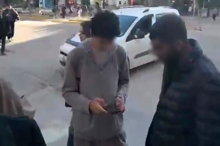 Eskişehir'de öğrenciye zoraki tespih satışı! Tanıyormuş gibi yapan vatandaş genci kurtardı