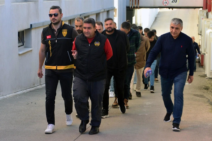 76 kaza kurgulayıp 17 sigorta şirketini dolandırdılar! Adana merkezli operasyonda 80 şüpheli adliyede