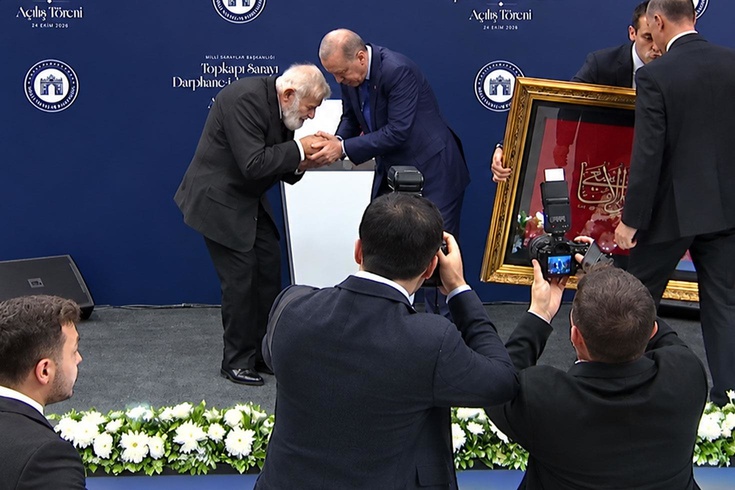 Cumhurbaşkanı Erdoğan'dan elini öpmek isteyen Prof. Dr. Sadettin Ökten'e saygı dolu karşılık