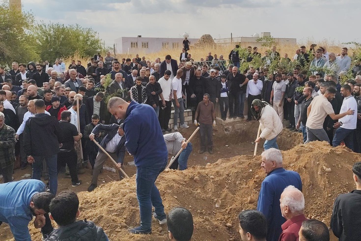 Su kanalına uçan otomobilde ölen 4'ü çocuk 6 kişi, yan yana toprağa verildi