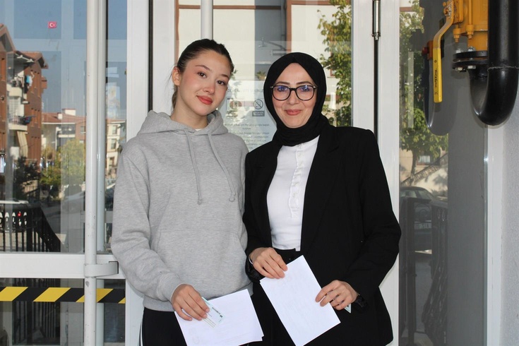 Malatya'da anne ve kızı KPSS'ye aynı okulda girdi! Kızı hazırlıkta annesine yardım etti
