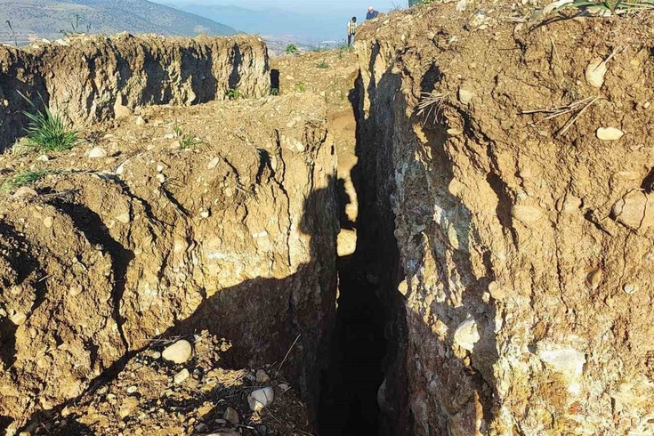 Yozgat'ta 20 dönümlük tarla yarıldı! Derin çatlakların nedeni henüz bilinmiyor