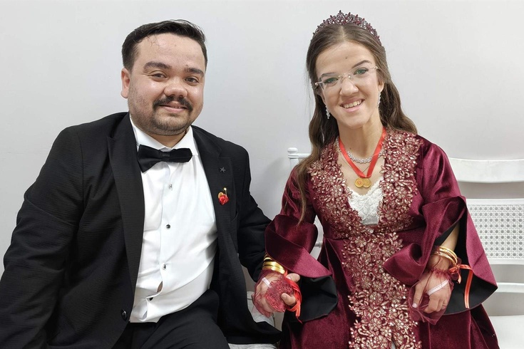 Akondroplazi hastası Ezgi ile Mert, 3 yıllık aşklarını düğünle taçlandırdı! Damat masaya çıkıp oynadı
