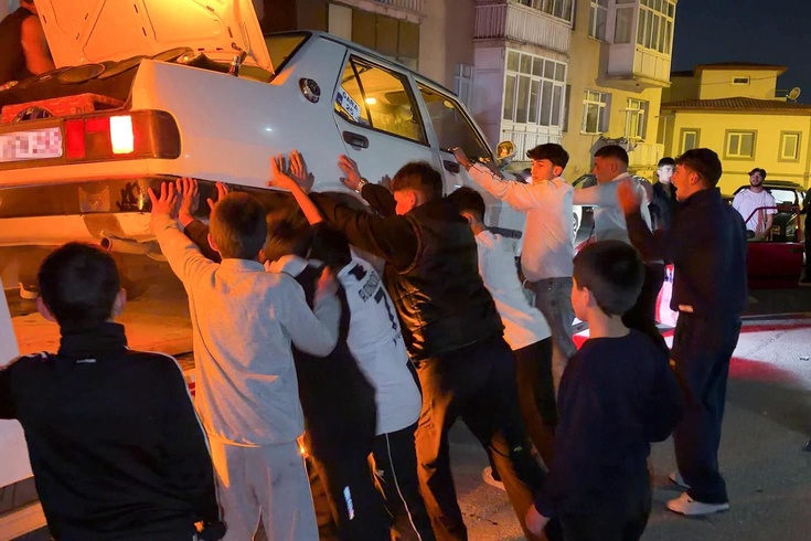 Erzurum'da 14 araçlık konvoyla kız istemeye gitti! Çekicideki otomobile patinaj yaptırdılar