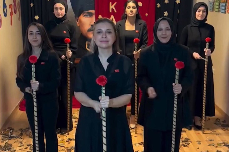 Müzik öğretmeninden tartışma yaratan 10 Kasım koreografisi