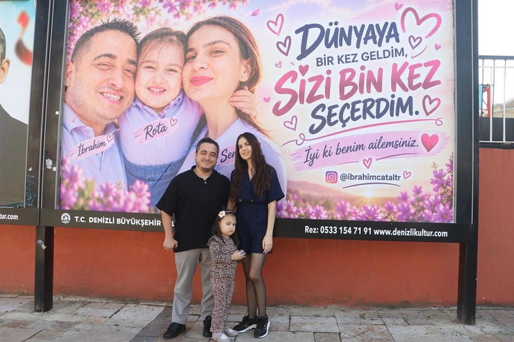 Denizli'de engelli babadan eşine ve kızına billboardlı sürpriz! Fotoğrafları görünce gözyaşlarını tutamadı