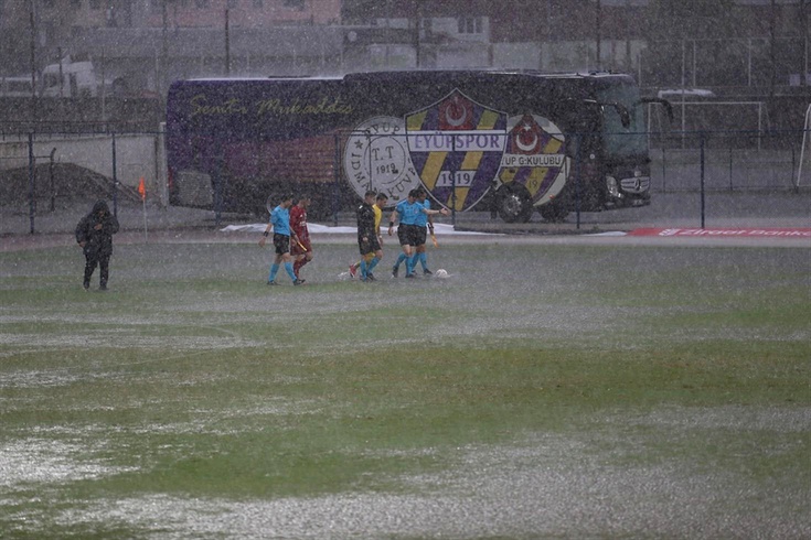 Stadı su bastı, kupa maçı devre arasında ertelendi! Fethiyespor-Eyüpspor maçında ilk yarı 2-1 bitmişti
