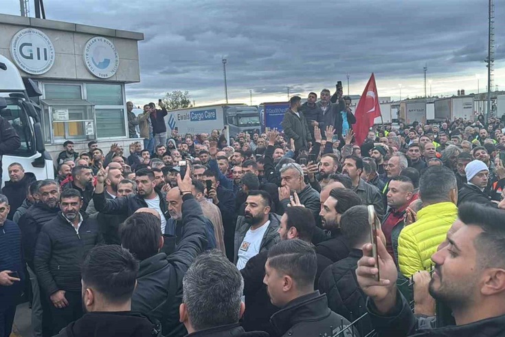 Tır şoförleri Schengen vizesine karşı kontak kapattı! Edirne'de Avrupa geçişleri 24 saattir durdu