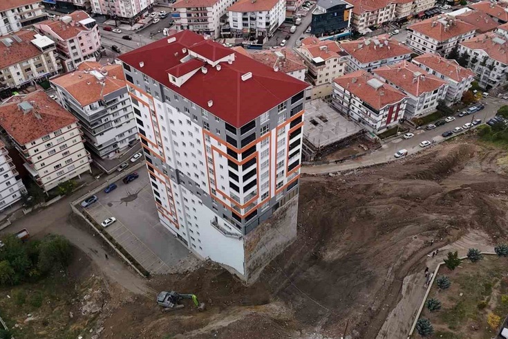 Ankara'da 17 katlı bina toprak kayması nedeniyle boşaltıldı! İstinat duvarı çöktü, temeli ortaya çıktı